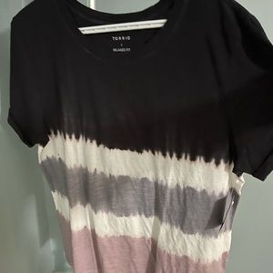 NWT. Torrid Size 1 (14/16) rolled cuff tee.